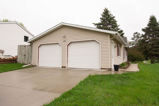 Building Photo - Ranch-style home with great fenced yard & patio!