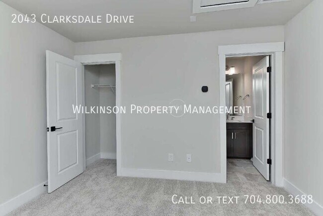Building Photo - 2043 Clarksdale Dr