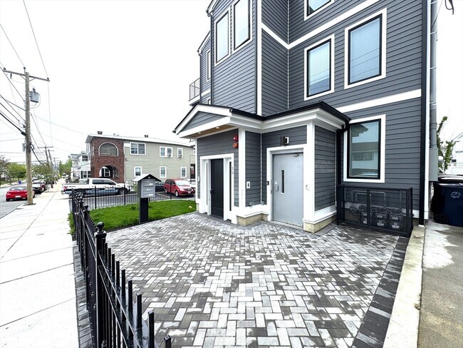 Primary Photo - 39 Rich St