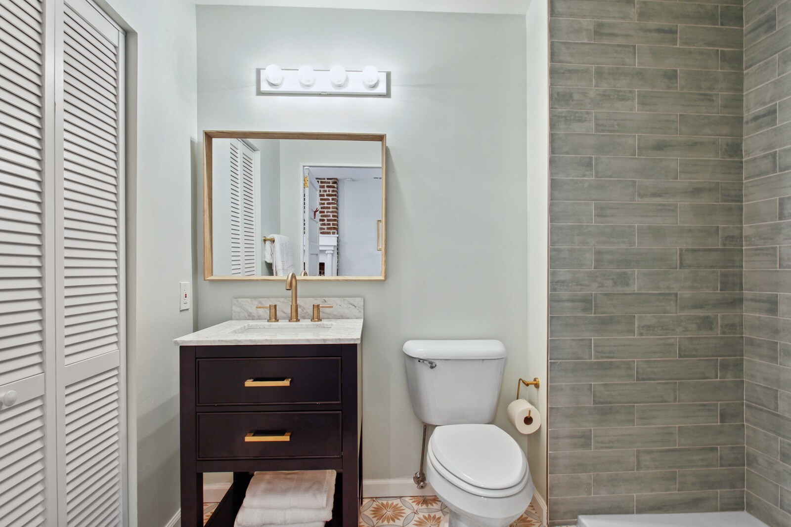 Building Photo - 208B W Hall St