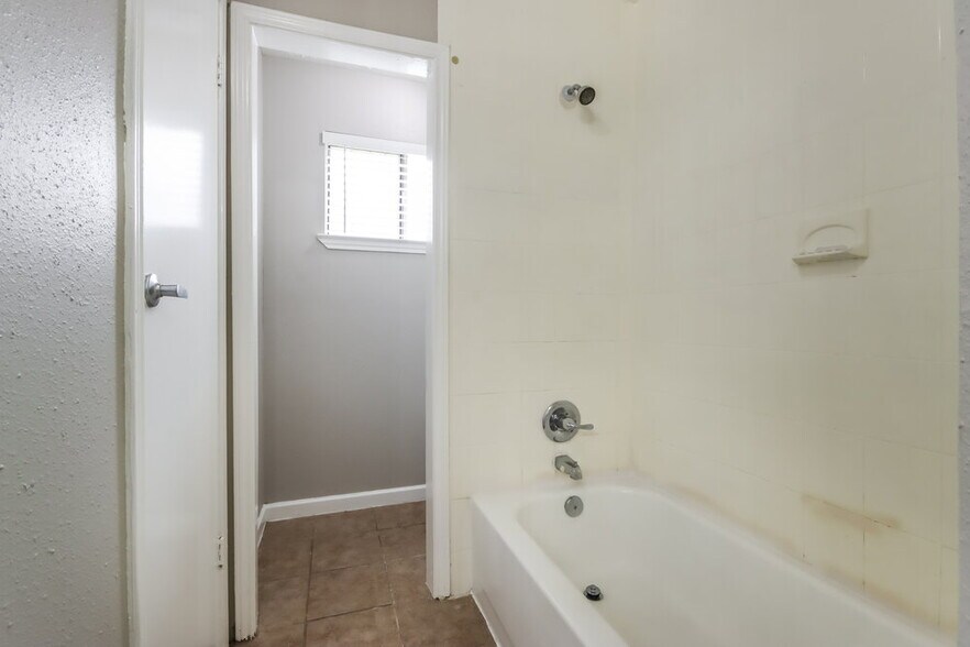 Building Photo - 10618 Plum Lake Dr