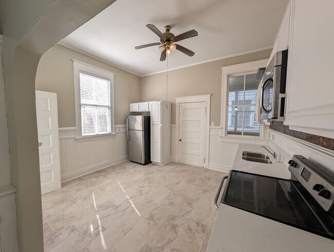 Building Photo - Huge 4 bedroom in prime downtown location!