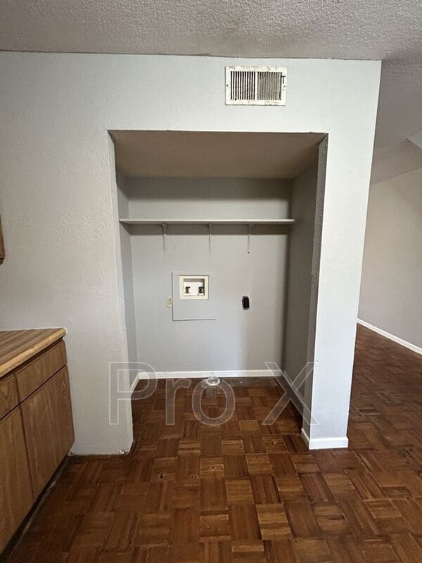 Building Photo - 1116 S Elm St