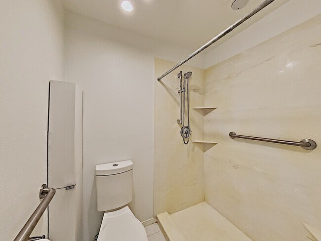 Building Photo - 4343 Bellaire Dr S