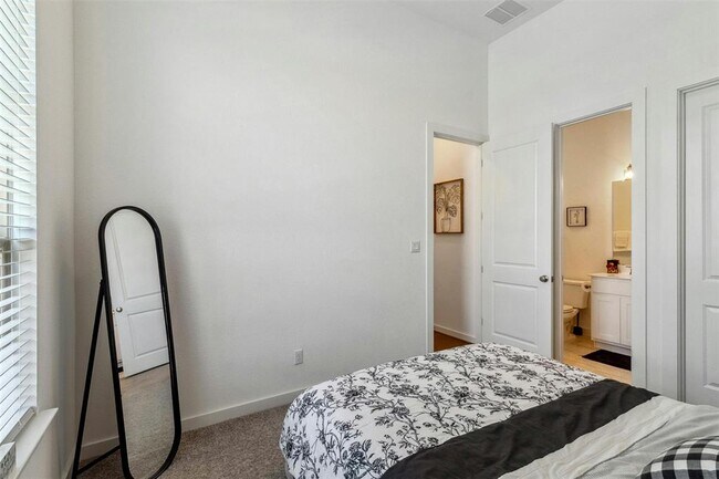 Building Photo - 104 Rainbow Vly Trl