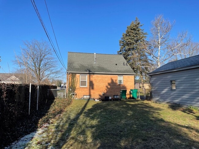 Building Photo - Cute Cape Cod in Forest Hills