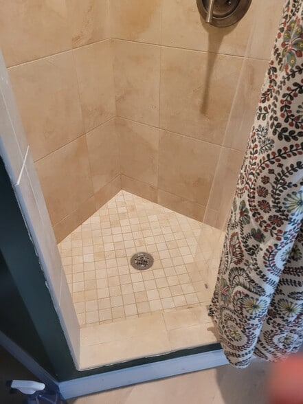 Shower/ bathroom - 14116 High St