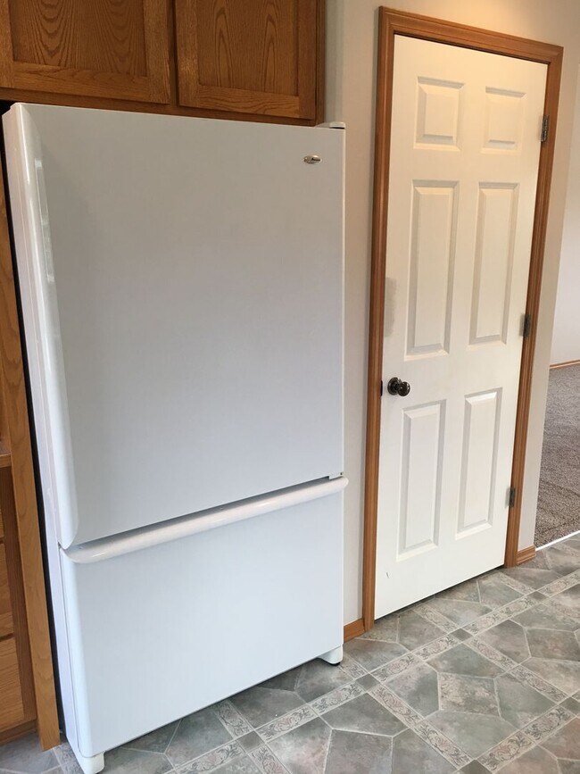 Building Photo - Large 4 bedroom house that is Pet Friendly!