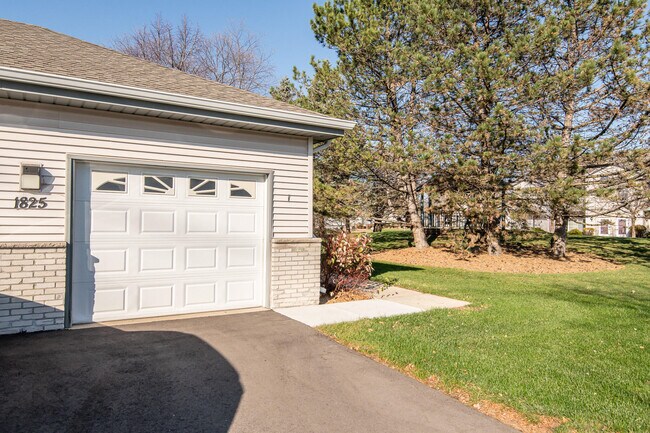 Building Photo - 1825 E Racine Ave