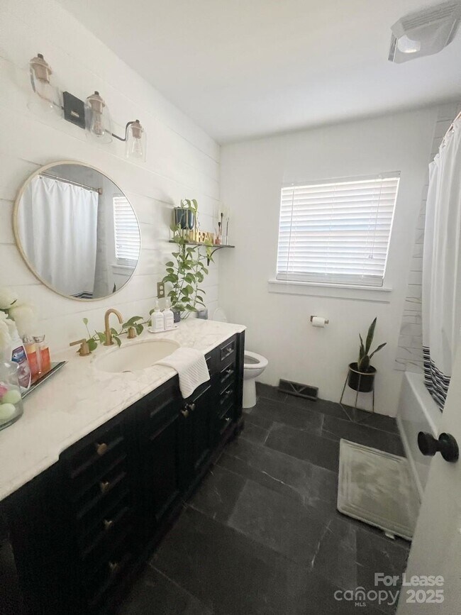 Building Photo - 7471 Lakehaven Dr