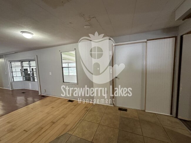 Building Photo - 121 Lakeside Dr