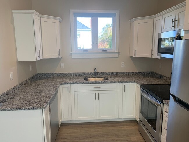 Building Photo - 129 Kenoza Ave