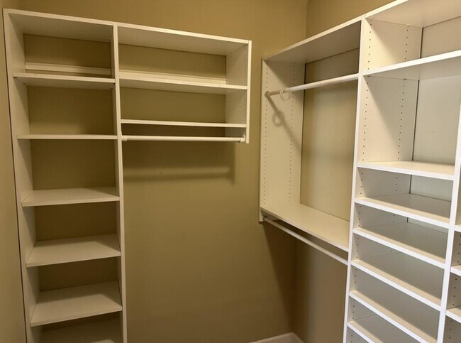 Building Photo - 693 Williams Rd