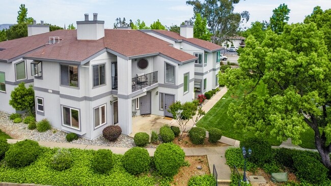 Building Photo - 2 Bedroom Condo for Rent in Redding CA | Pool, Spa, Fireplace, Balcony