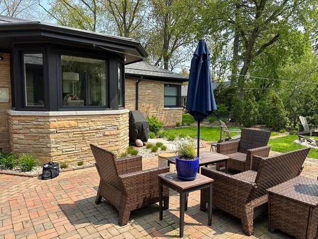 Building Photo - 4515 N Lake Dr