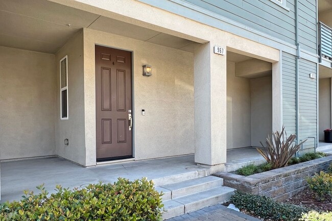 Building Photo - Luxury 2 Bedroom, 2.5 Bath Townhome Near D...