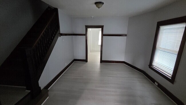 Building Photo - 3 Bedroom with Finished Attic Space/4th Room! Move in special-reduxed security deposit!!