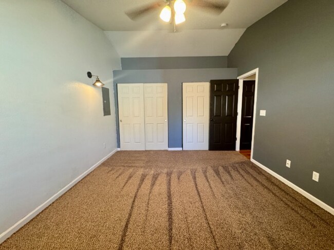 Building Photo - $500 Move In Discount! | 3 Bedroom 2 Bath ...