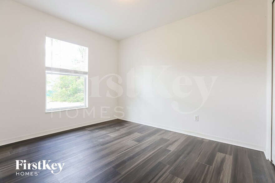 Building Photo - 11092 Vanessa Ave