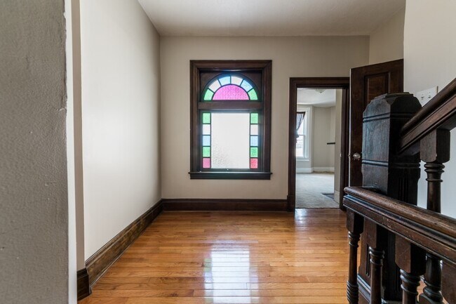 Building Photo - AVAILABLE AUGUST 2026 - Unique 3 Bedroom + den w/ Central AC in the South Side Slopes!