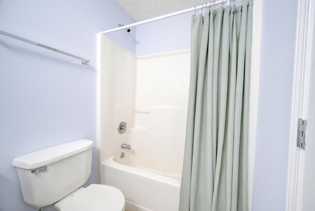 Building Photo - 3 Bedroom with a Fabulous Florida Room in Crestview!