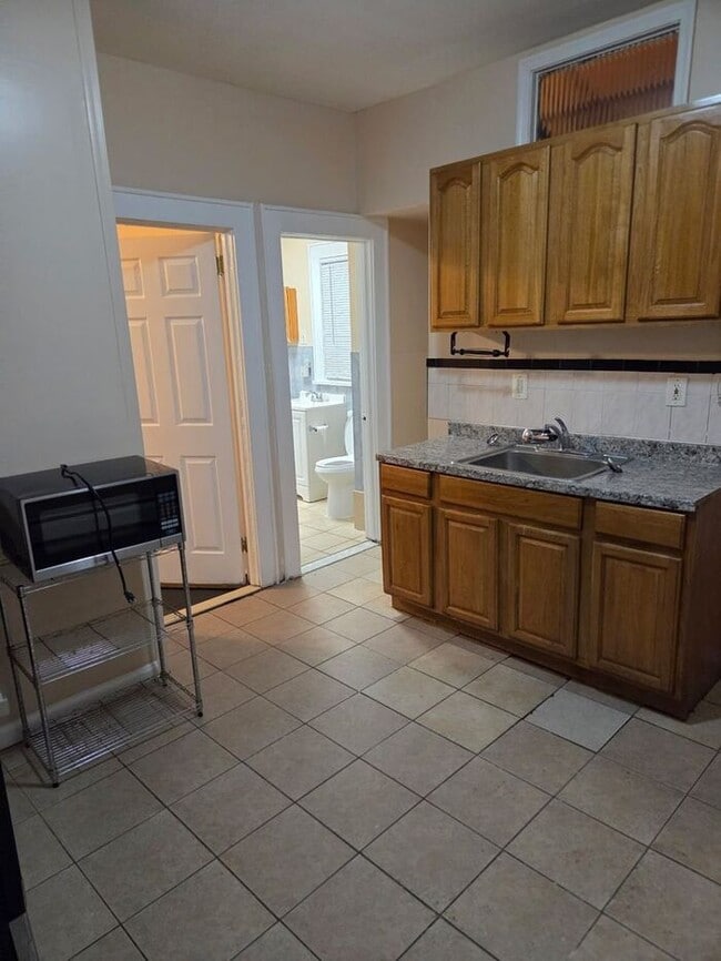 Building Photo - 24 Valley St