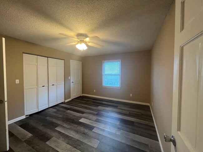 Building Photo - AVAILABLE NOW 3 BEDROOM 2 FULL BATHS PLENT...