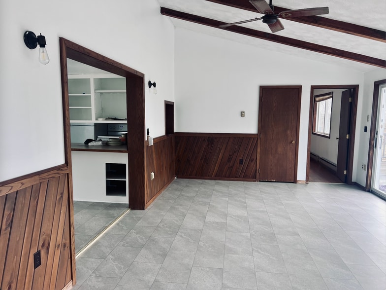 Living room. - 13433 County 13