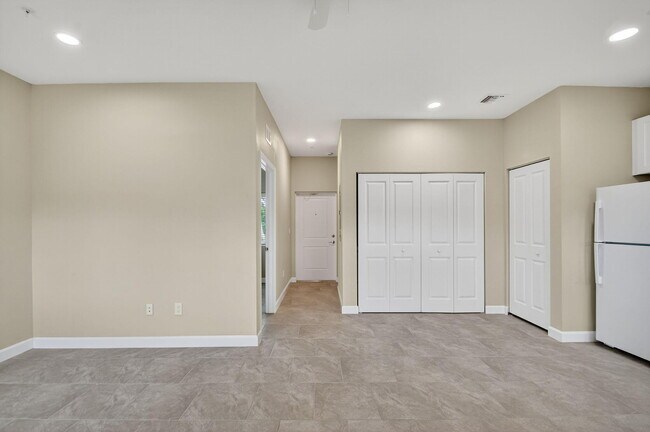 Building Photo - 4953 Serafica Dr