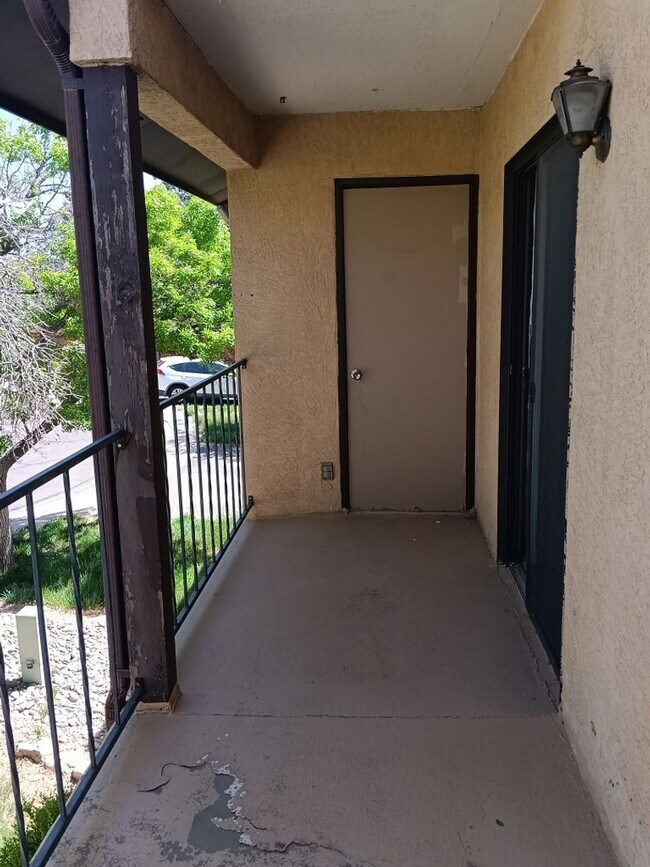 Building Photo - 2-bedroom, 1.5-bathroom home located in the vibrant city of Albuquerque