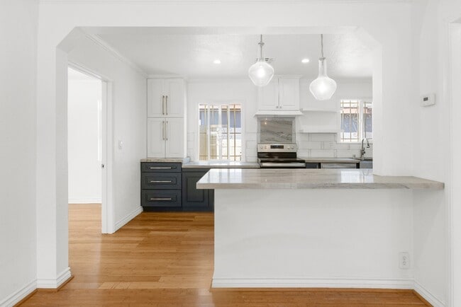 Building Photo - Updated 2BR Duplex in Angeles Mesa – Solar...