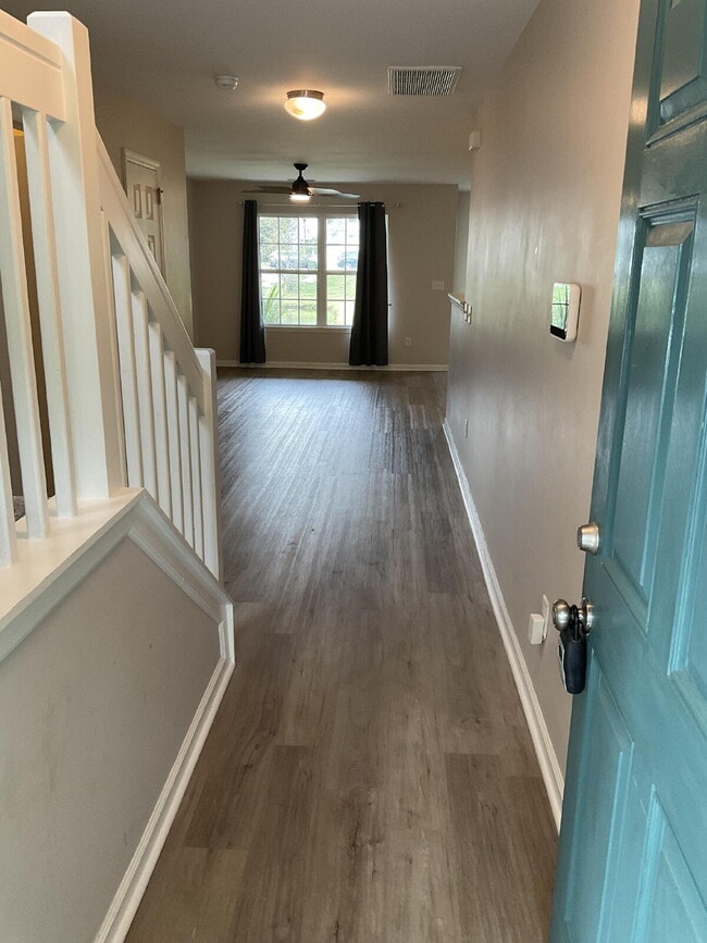 Building Photo - Adorable 2 Bedroom Townhome in Azalea Square