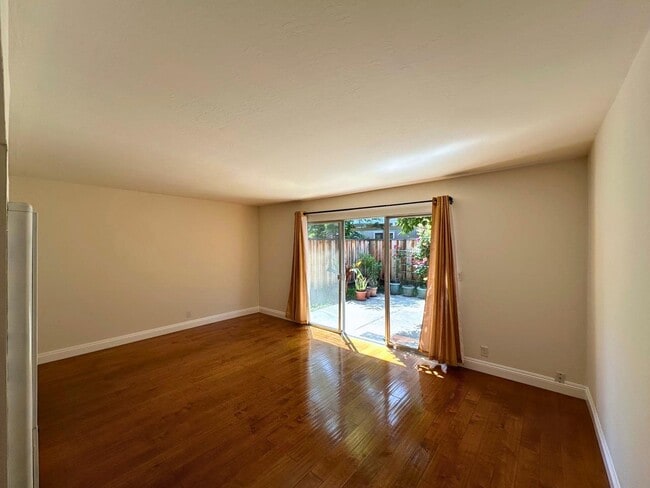 Building Photo - 2047 Montecito Ave