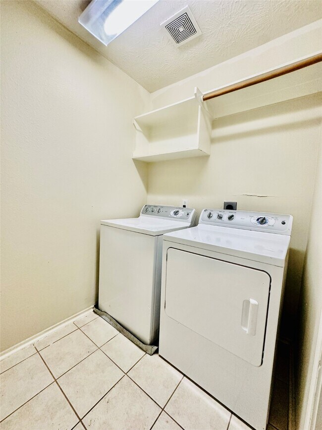Building Photo - 16011 Sandy Path Ln