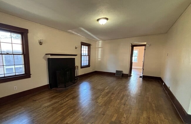 Building Photo - Available Now!  Single family home just mi...