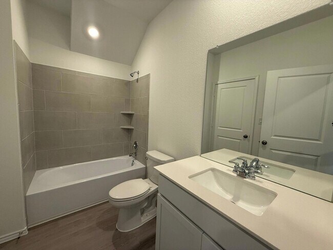 Building Photo - 519 Vantage Dr