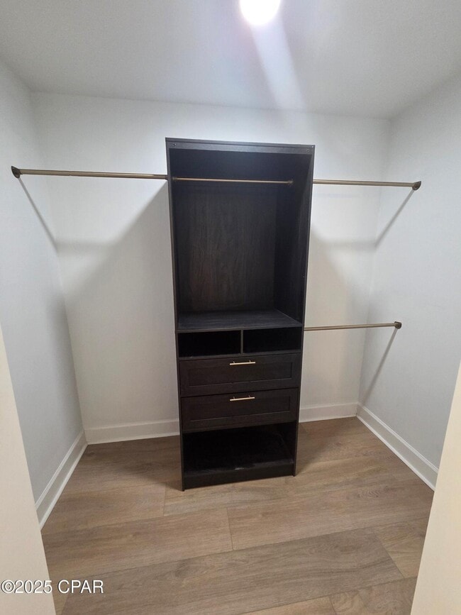 Building Photo - 920 W Beach Dr