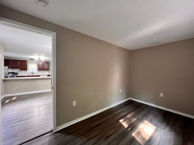 Building Photo - 4-bedroom 2 full bathroom