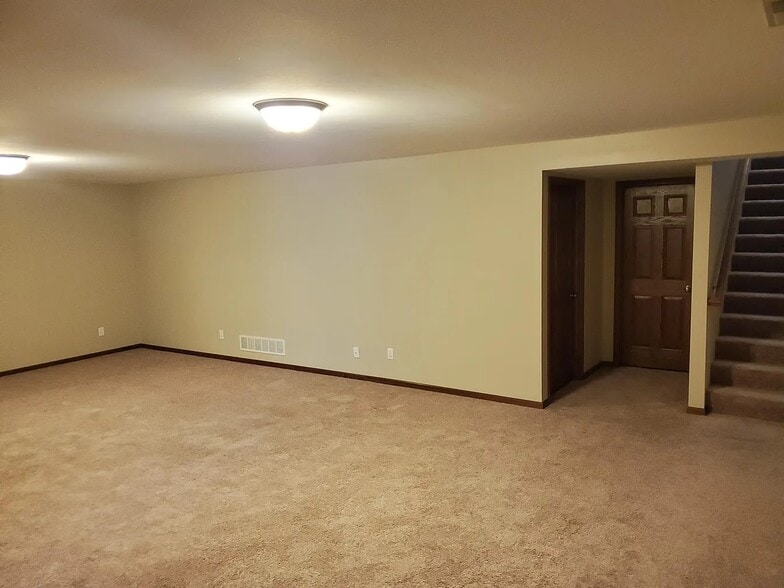 Building Photo - 536 Meadow Oak Cir