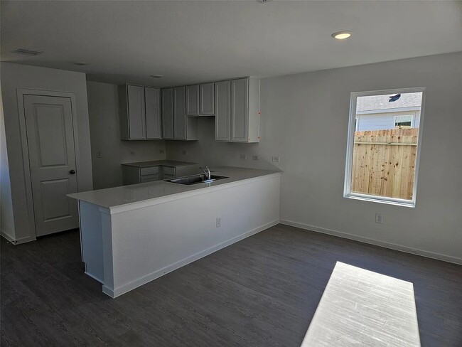 Building Photo - 1310 Charlotte Wy