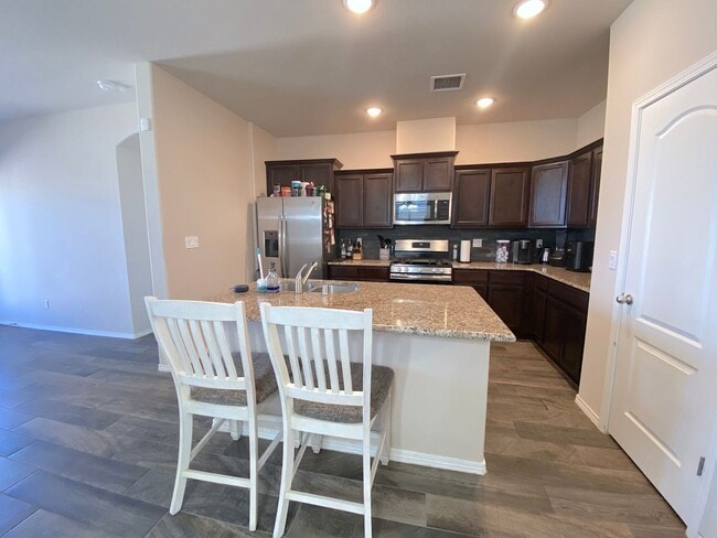 Building Photo - Gorgeous 4bed/3.5bath with 2 Master Bedrooms!