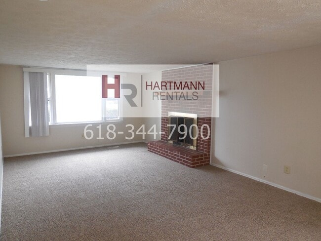 Building Photo - Three Bedroom 2 Bath Brick Home with 2 Car Garage!!