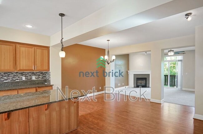 Building Photo - 4650 NE 3rd Ln