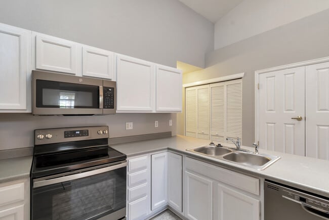 Building Photo - 2 bedroom with attached garage!!