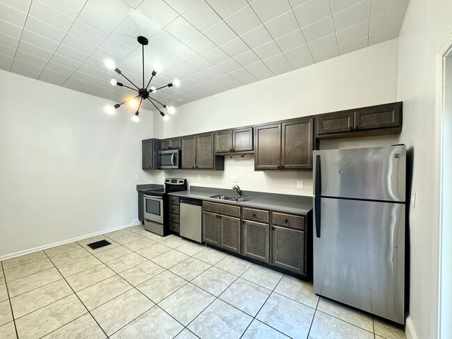 Building Photo - 4 bed/2 full bath Rental on Warner - Mins ...