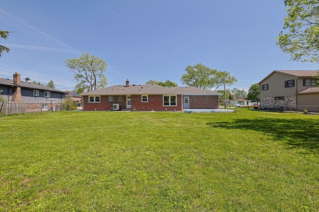 Building Photo - 2232 Sprucewood Ave