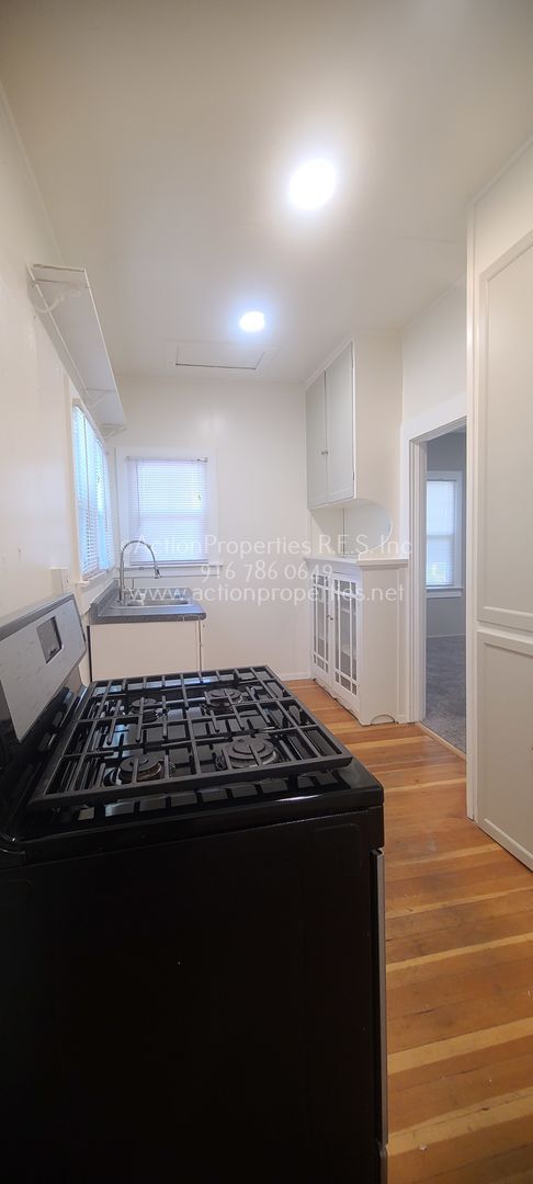 Building Photo - Updated 2 Bedroom 1 Bathroom, New Paint an...
