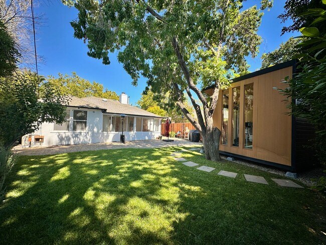 Building Photo - Charming 2 Bed 1.5 Bath in Redwood City!