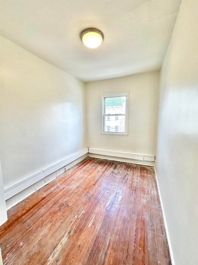 Building Photo - 144 Van Horne St