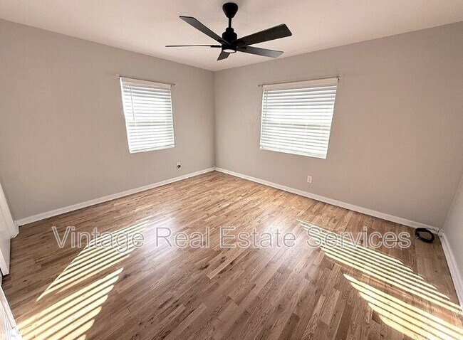 Building Photo - 105 N Aurora Ave